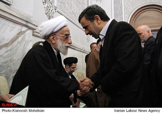 نگاه بالا به پایینی محمود احمدی‌نژاد در مقابل احمد جنتی در یک مراسم خاص
