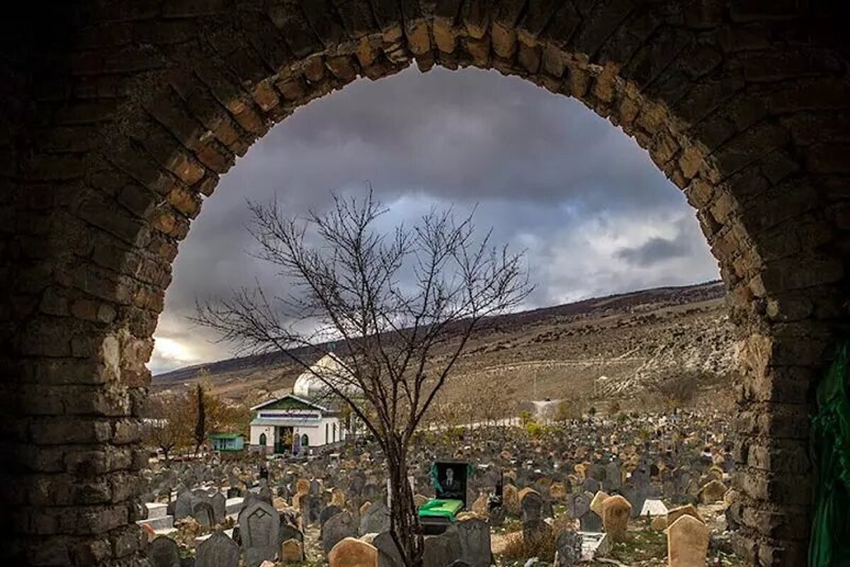 تصاویر لحظه دلهره آور ریزش قبر هنگام خاکسپاری جنازه + ویدئو | زنده‌ها هم دفن شدند!