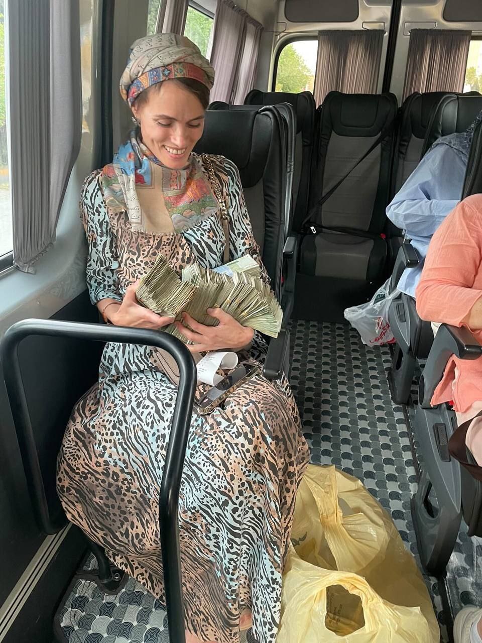 تصویر چهره عجیب زن روس پس از تبدیل ۳۰۰ دلار به ریال | تصویر غم‌انگیز سقوط ارزش پول ایران را ببینید!