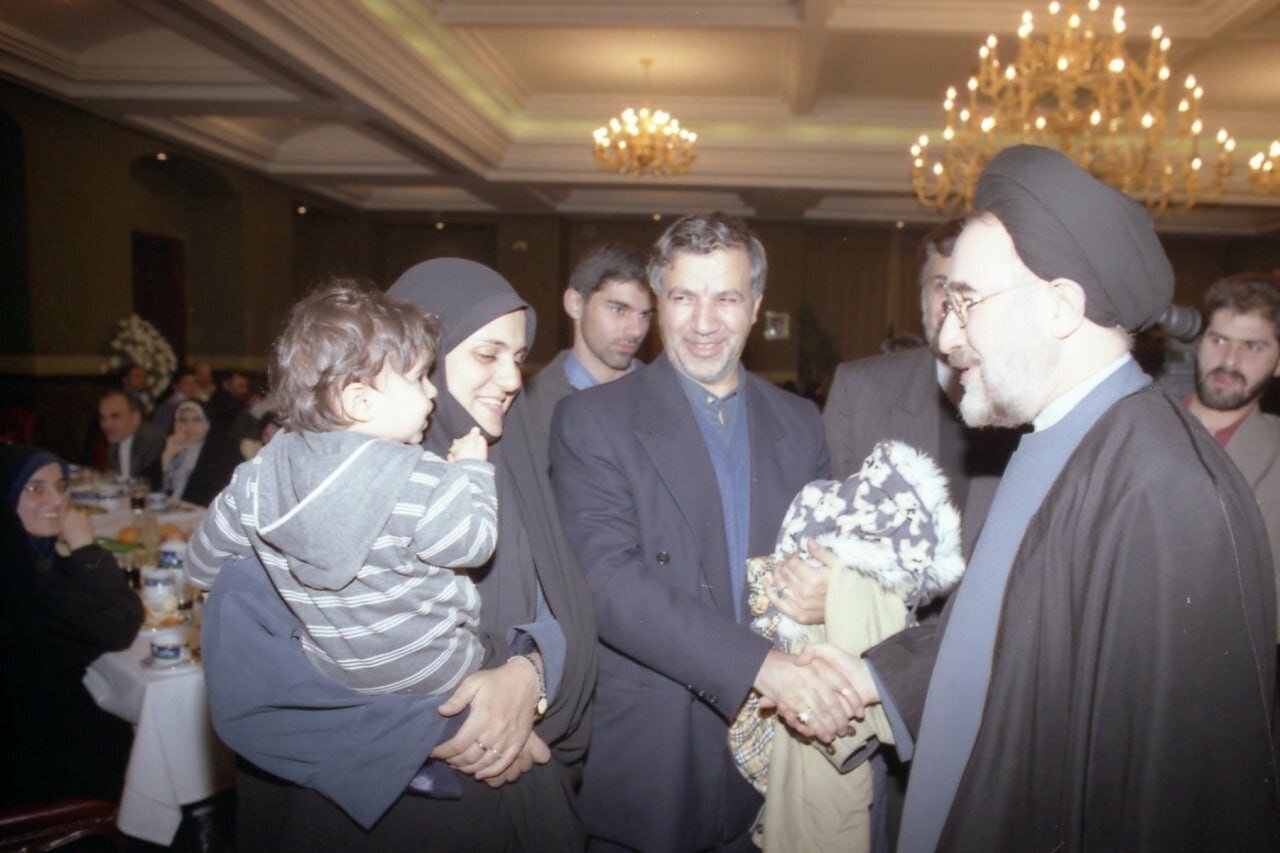 تصویر سیدمحمد خاتمی در کنار همسر و فرزند عطاء الله مهاجرانی