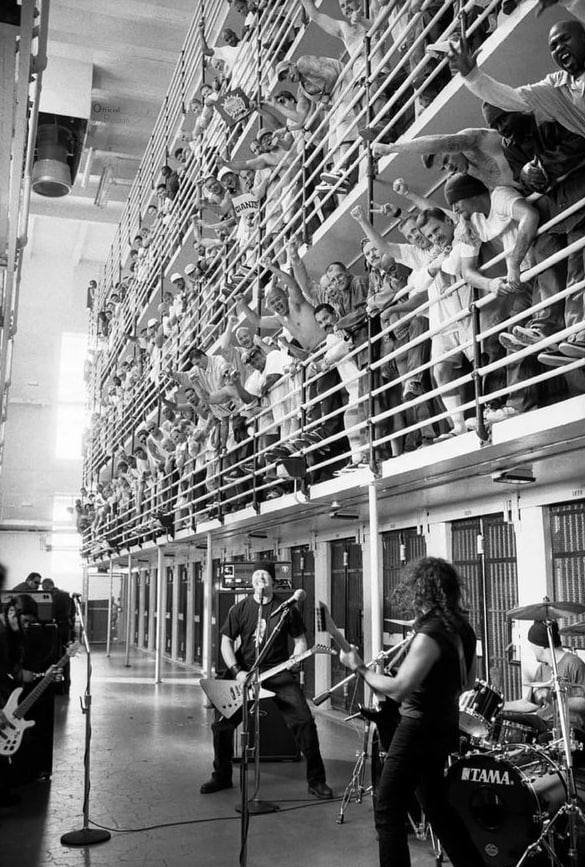 تصویر اجرای زنده گروه متالیکا در زندان ایالتی سن‌کوئنتین ؛ ۲۱ سال پیش | اتاق گاز برای اعدام داشت!
