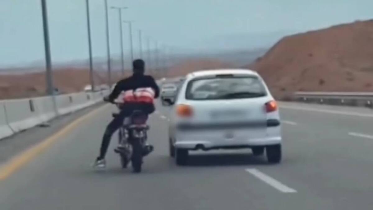 کل‌کل خطرناک ۲۰۶ و موتورسیکلت در آزادراه تهران- قم + ویدئو