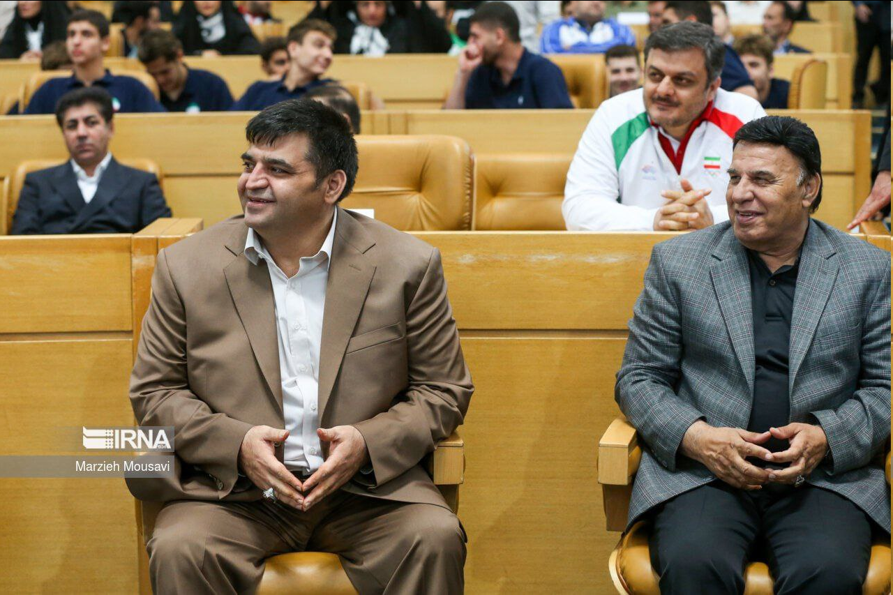 تصویر تغییر چهره عجیب حسین رضازاده ؛ حضور در کنار یک استقلالی در یک مراسم خاص