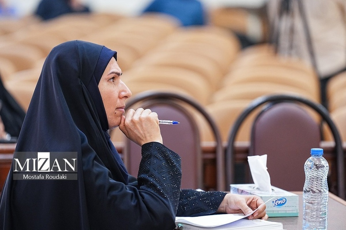 تصاویر حجاب و پوشش وکیل زن امیر تتلو در دادگاه | حرکت خاصی که تتلو در زندان انجام داد