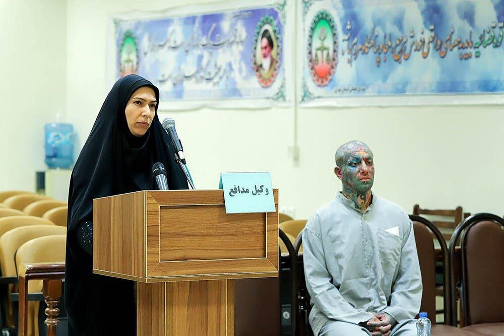 تصاویر حجاب و پوشش وکیل زن امیر تتلو در دادگاه | حرکت خاصی که تتلو در زندان انجام داد