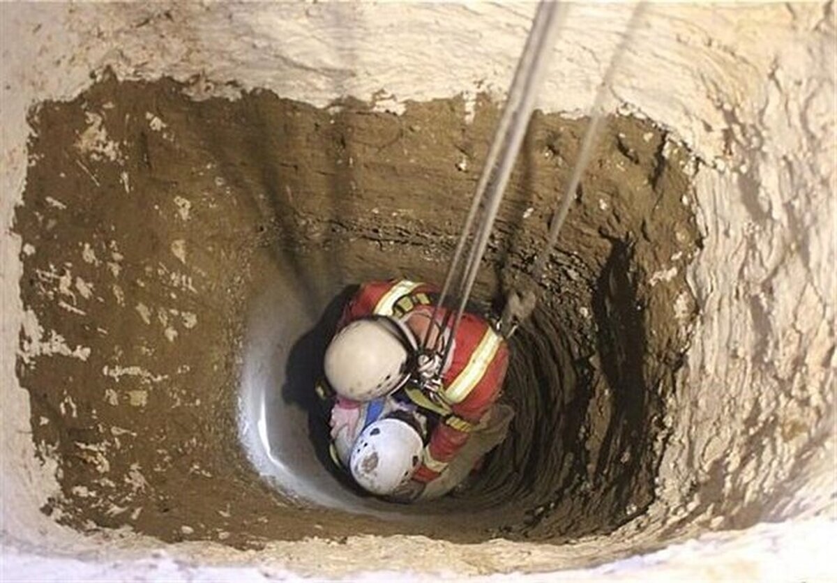 تصاویر سقوط مرد میانسال خرم آبادی به عمق چاه ۲۵ متری + ویدئو | مرد به دلیل تاریکی هوا به قعر چاه سقوط کرد