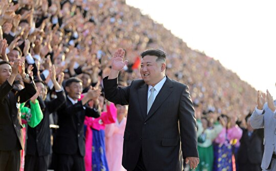 ویدئوی ترانه کره شمالی که جهان را تسخیر کرد ؛ زنانی که کیم جونگ اون را در آغوش می‌گیرند | رهبر کره شمالی پدر مهربان شد