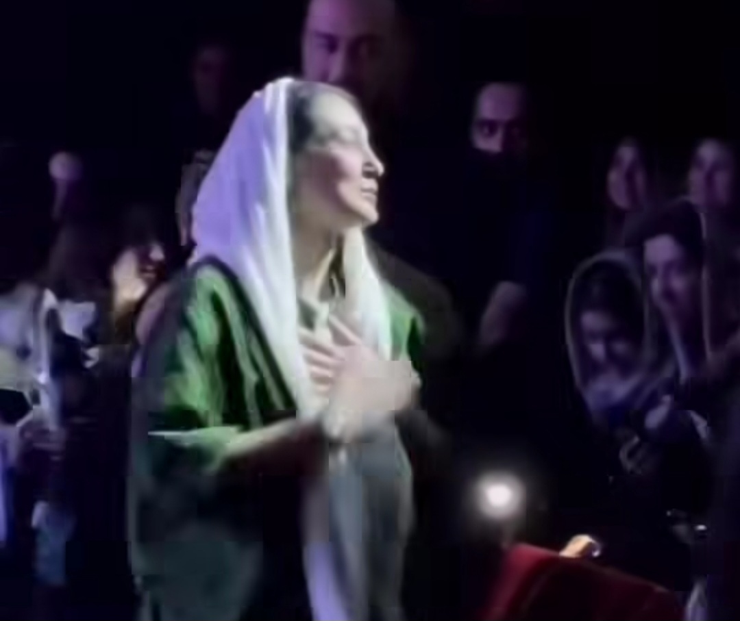 ویدئوی حضور هدیه تهرانی در کنسرت دیشب اشوان | معرفی خاص هدیه تهرانی توسط اشوان ؛ واکنش هدیه تهرانی را ببینید‌