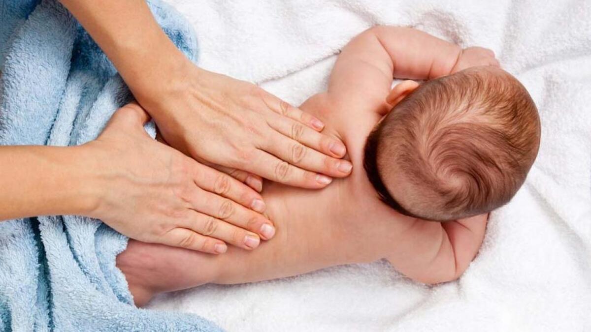 قطع نخاع نوزاد ۵ ماهه گلستانی بر اثر شکستن قلنج گردن! | عمه نوزاد کودک را بغل می‌کند و ...