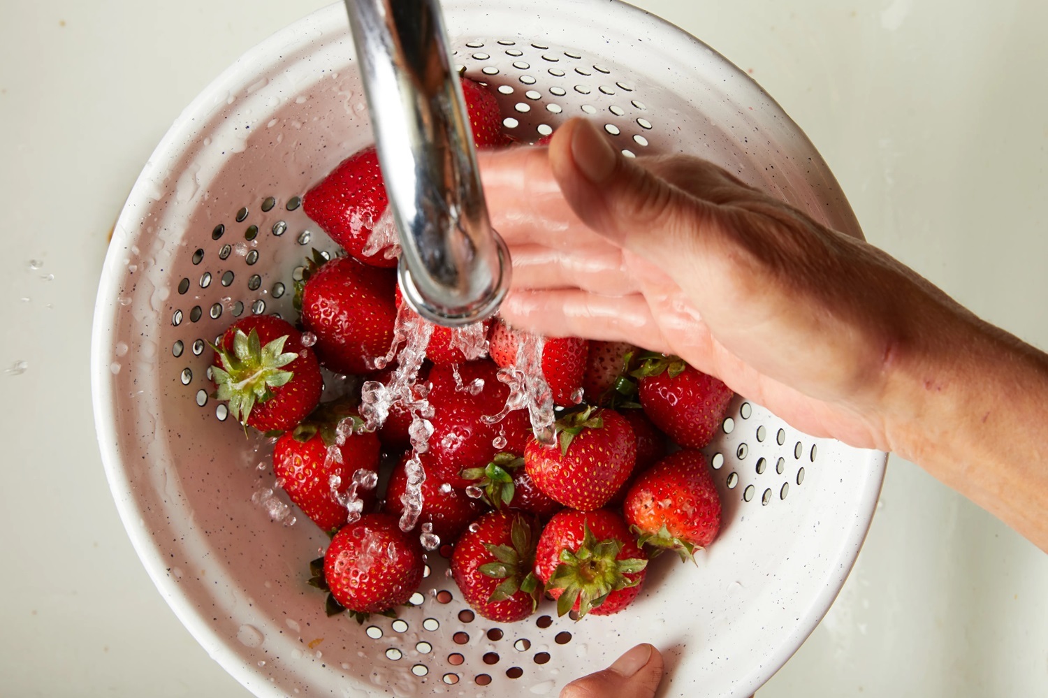 بهترین روش شستن توت فرنگی ؛ چگونه کرم توت فرنگی را از بین ببریم ؟ | فیلم شستن توت فرنگی با نمک را ببینید