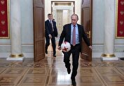 توپ بازی کردن پوتین با کت و شلوار وسط کاخ کرملین ! + ویدئو | هد زدن رئیس جمهور روسیه را ببینید