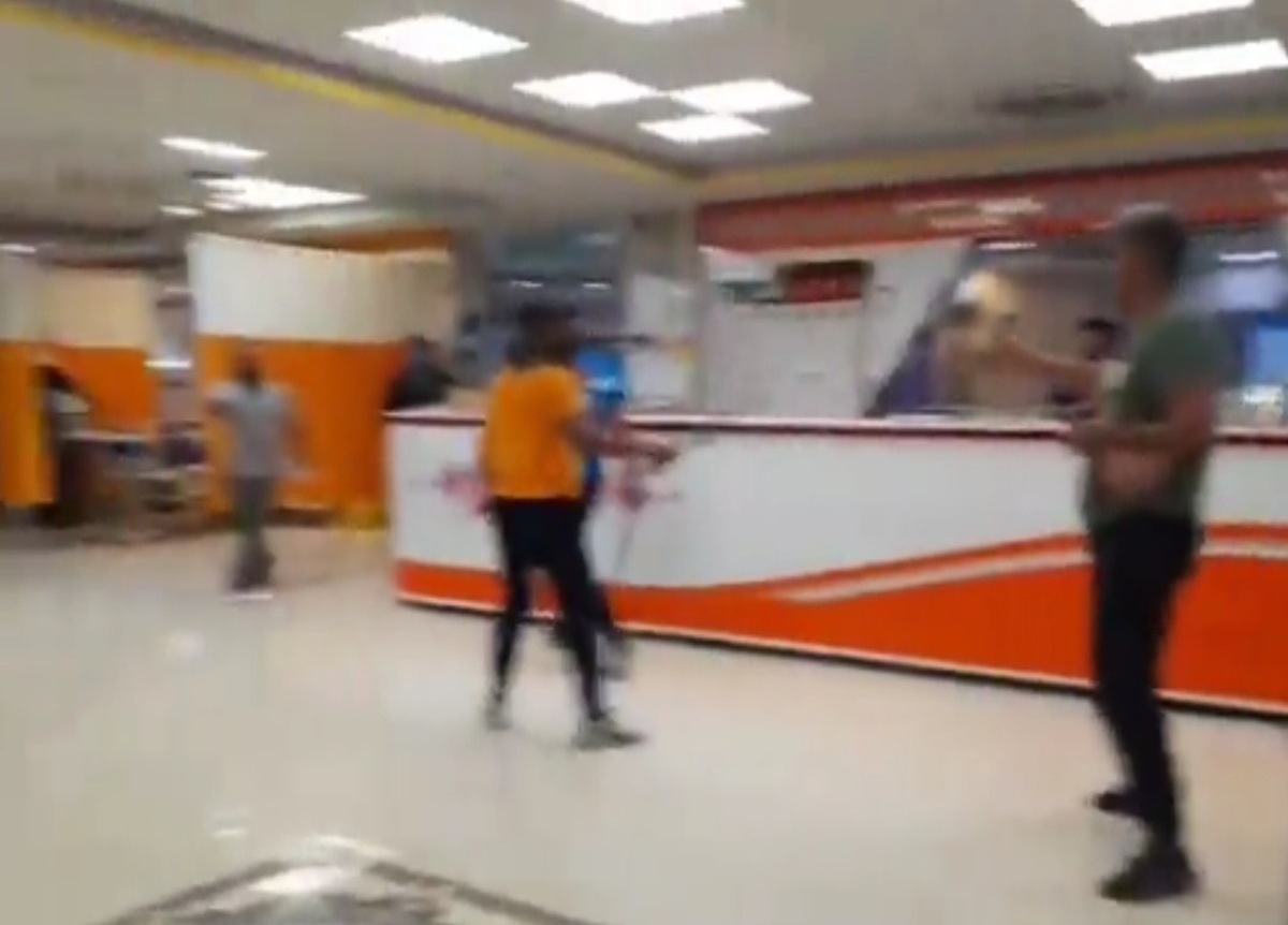ویدئوی حمله چند قمه‌کش به بیمارستان ابن سینا دلفان ؛ ۲۵ اردیبهشت | ببینید چه بلایی سر بیمارستان آورده‌اند!