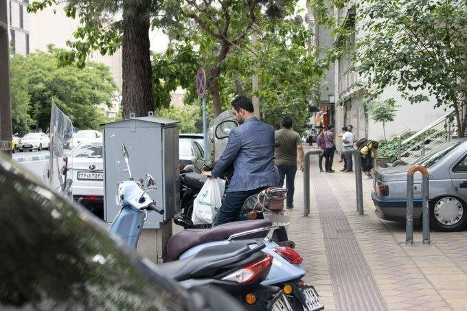 تصویر موتورسواری مجری تندروی تلویزیون که در انتخابات مجلس پیروز شد