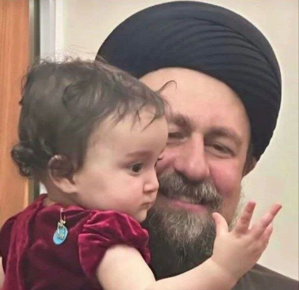 تصویر واکنش سید حسن خمینی پس از در آغوش گرفتن ایران
