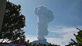 فوران وحشتناک یک آتشفشان در اندونزی + ویدئو | خاکستر آتشفشان به ارتفاع ۵ کیلومتری قله پرتاب شد