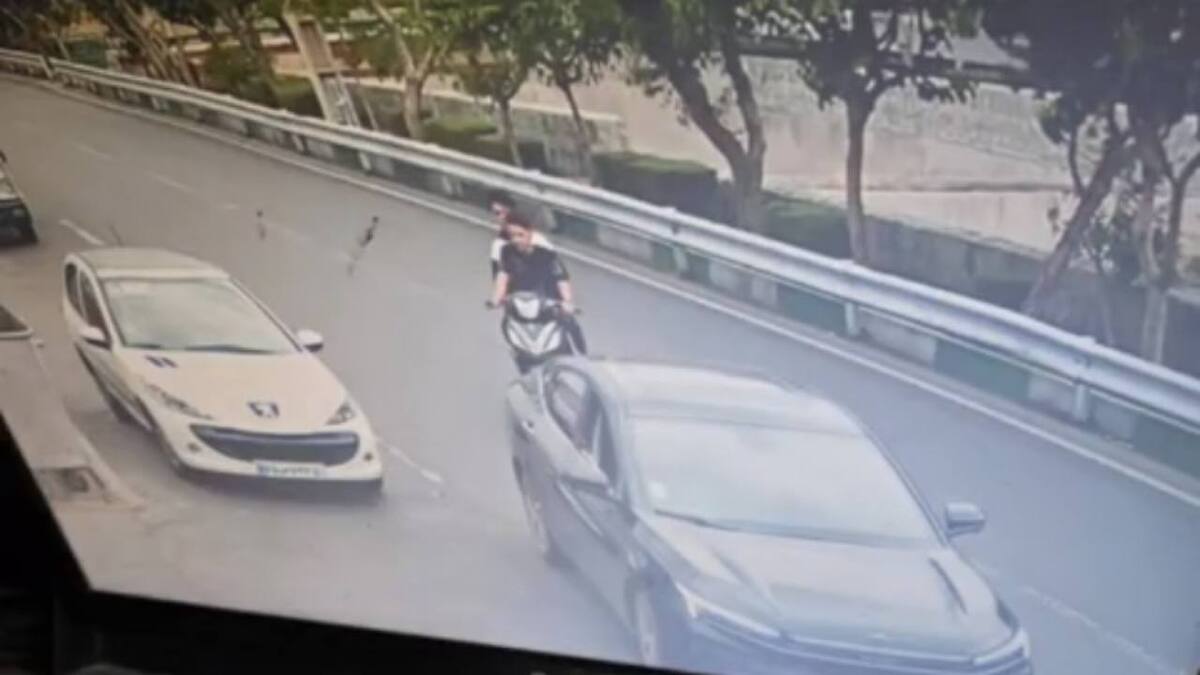 لحظه سرقت گوشی موبایل از راننده یک خودرو در تهران + ویدئو | گوشی‌قاپ‌ها نوجوان هستند!