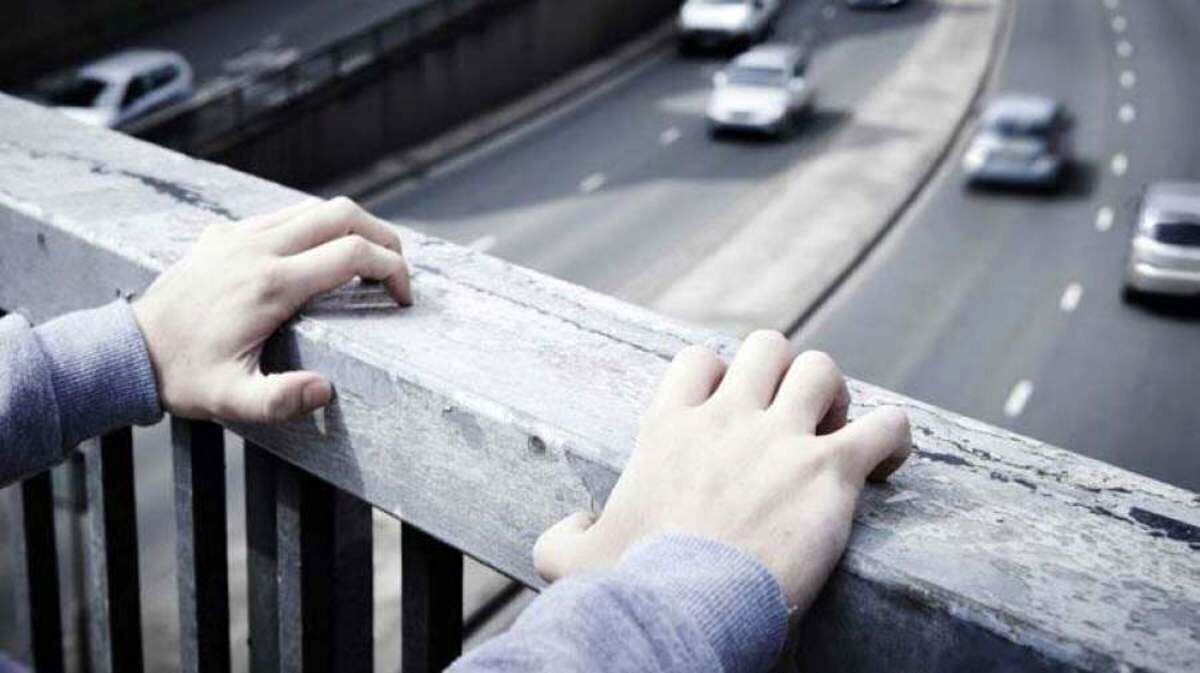 (۱۶+) لحظه دلهره‌آور از حضور یک جوان لاهیجانی روی پل‌هوایی برای خودکشی + ویدئو