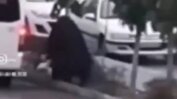 توضیحات پلیس در مورد پوشاندن یک زن برهنه با پتو + ویدئو | زن بی حجاب نسکافه داغ سمت ماموران پاشید
