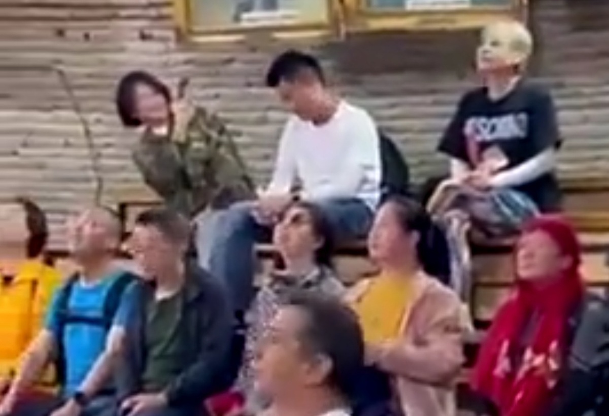 ویدئوی توریست‌های بی حجاب چینی در یک زورخانه یزد | حرکات جالب زنان چینی با ضرب زورخانه را ببینید