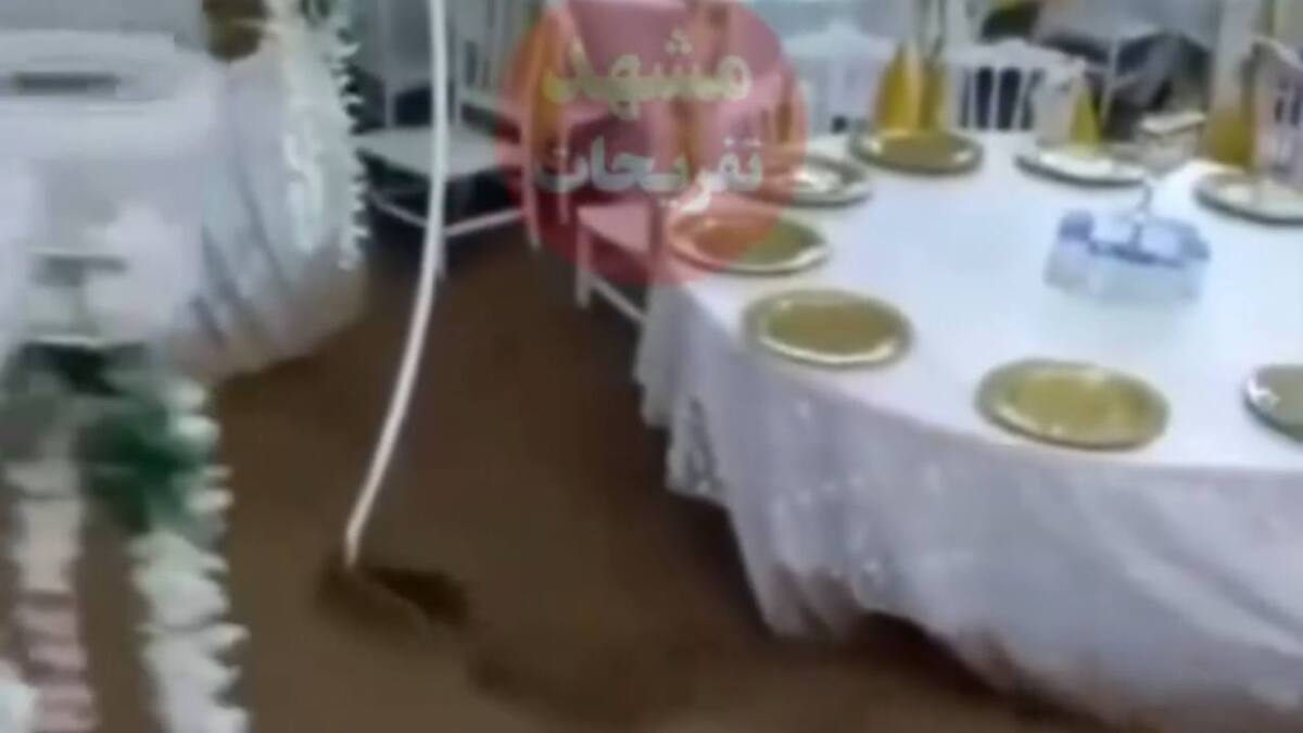 سیل در تالار عروسی اطراف مشهد + ویدئو | وضعیت وحشتناک باغ تالار را ببینید؛ سیل میز و صندلی‌ها را با خود برد!