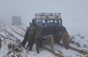 تصاویر بارش سنگین برف در ارومیه + ویدئو | گرفتاری خودروها در برف آخر اردیبهشت ارومیه