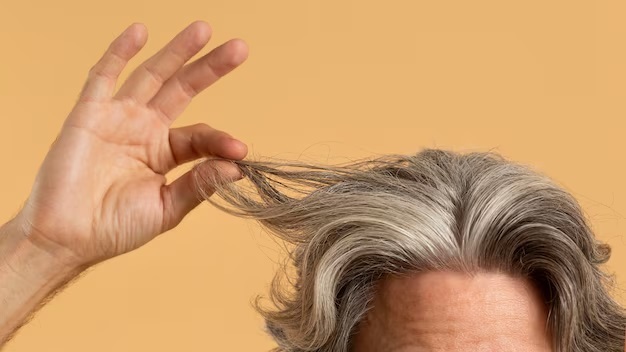 اگر مو‌های سفید سرتان را بکنید، چه اتفاقی می‌افتد؟ | مضرات کندن موی سفید