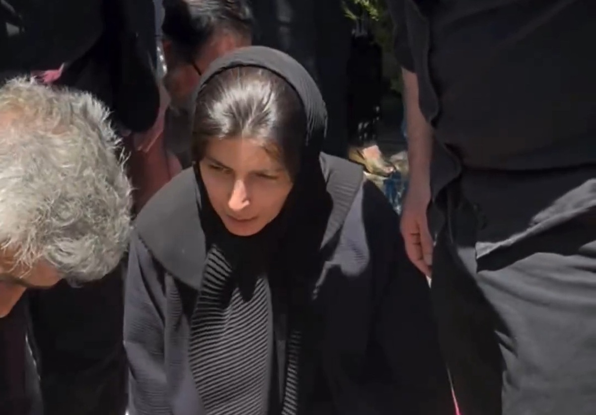 ویدئوی وضعیت لیلا حاتمی در لحظه خاکسپاری مادرش | درخواست لیلا حاتمی هنگام دفن زری خوشکام