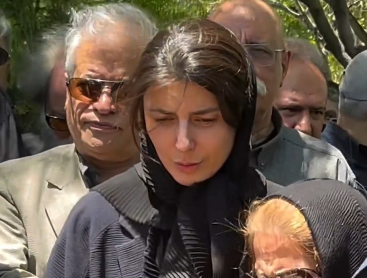 تلخ‌ترین تصویر از لیلا حاتمی هنگام خاکسپاری زری خوشکام | لیلا حاتمی بر مزار مادرش گریست
