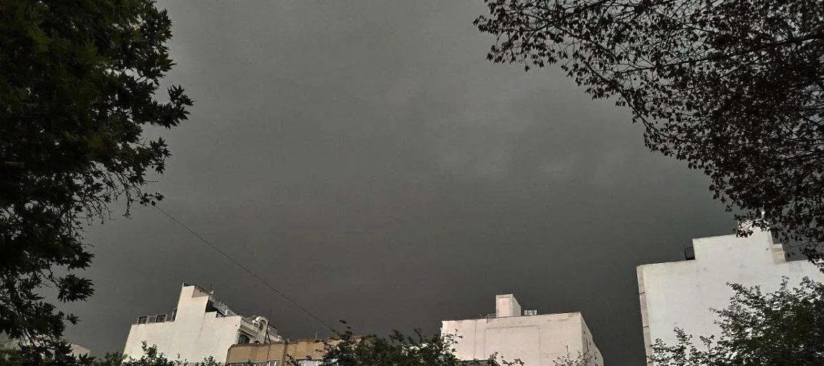 آسمان مشهد دوباره وسط روز سیاه شد + ویدئو | لحظه وقوع صاعقه و بارش شدید باران و تگرگ ؛ امروز ۲۹ اردیبهشت
