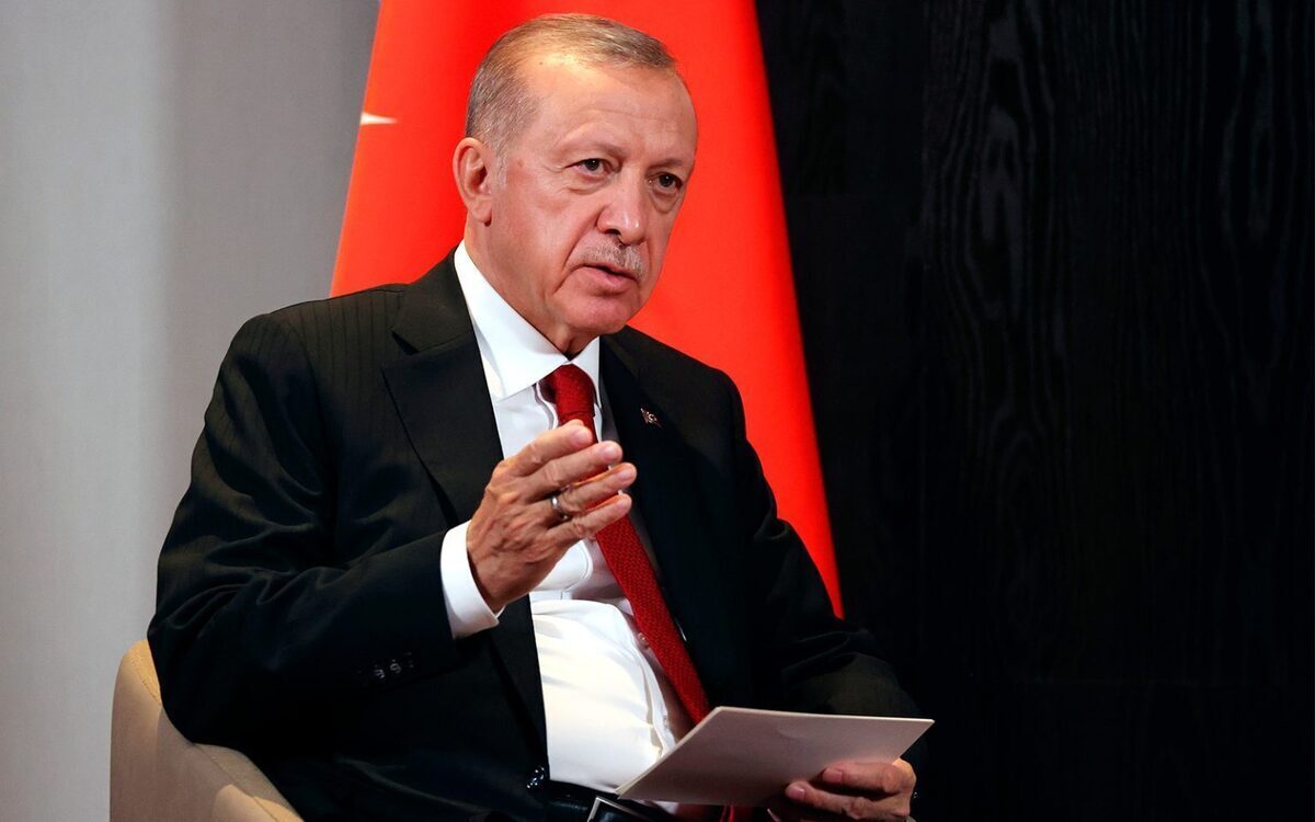 تصاویر لحظه لغزش پای اردوغان در فرودگاه بغداد + ویدئو | ورود پرحاشیه اردوغان در نخستین سفر به عراق پس از ۱۳ سال!