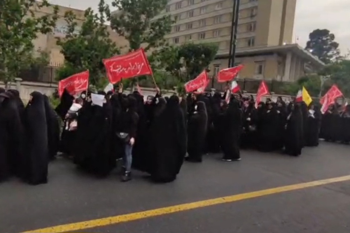 تصاویر تجمع زنان چادری علیه بی‌حجابی در تهران ؛ چه شعارهایی دادند؟ | راهپیمایی در  خیابان‌های تهران + ویدئو