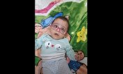 لحظه بینا شدن دختربچه یک‌ساله ایرانی بعد از یک سال نابینایی + ویدئو | واکنش دختربچه بعد از زدن عینک را ببینید