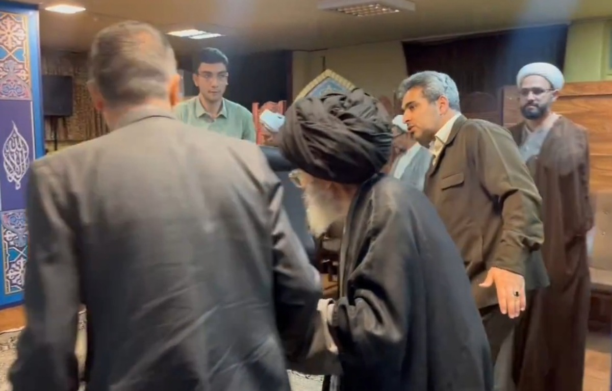 تصاویر نگرانی پدر آل‌هاشم پس از سقوط بالگرد رئیسی و پسرش + ویدئو | حضور در بیت امام جمعه تبریز