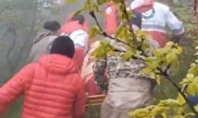 تصاویر انتقال پیکر رئیسی و سرنشینان بالگرد توسط توسط امدادگران و تکاوران ارتش + ویدئو