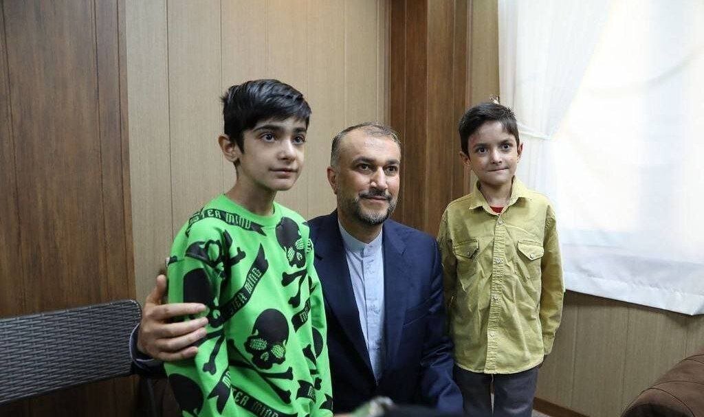 تصویر دردناک امیرعبداللهیان در کنار دو پسرش | وزیر خارجه در سقوط بالگرد رئیس جهور به شهادت رسید