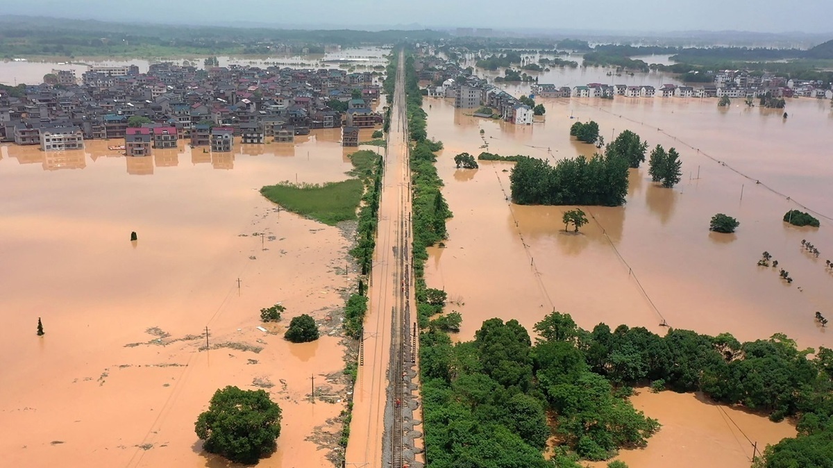 تصاویر هوایی از وضعیت هولناک بارندگی شدید در چین + ویدئو | سیلاب خیابان های شهر شنژن را دربرگرفت؛ خانه‌ها تخلیه شدند