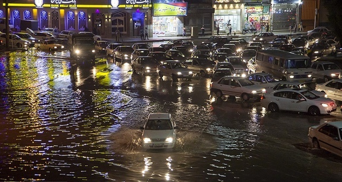 تصاویر رعد و برق وحشتناک و بارش عجیب باران در یزد کویری + ویدئو