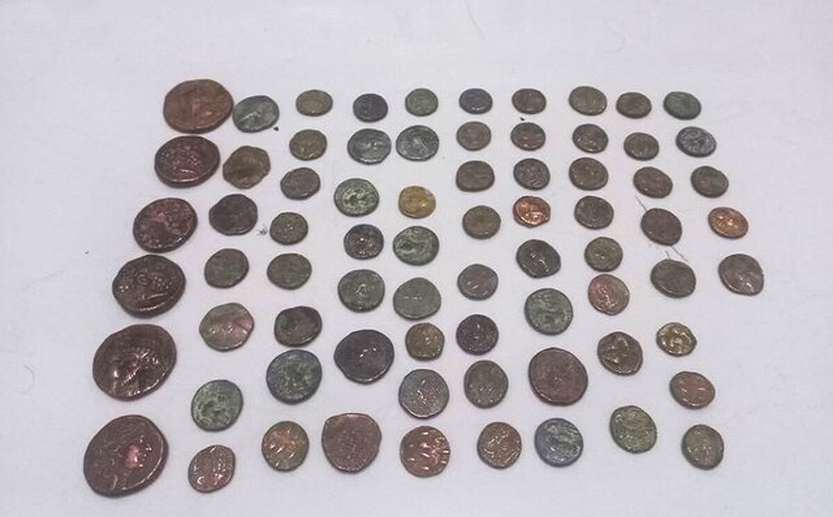 کشف سکه‌های دوره اشکانی از مسافر قطار در ایستگاه راه آهن اندیمشک + عکس