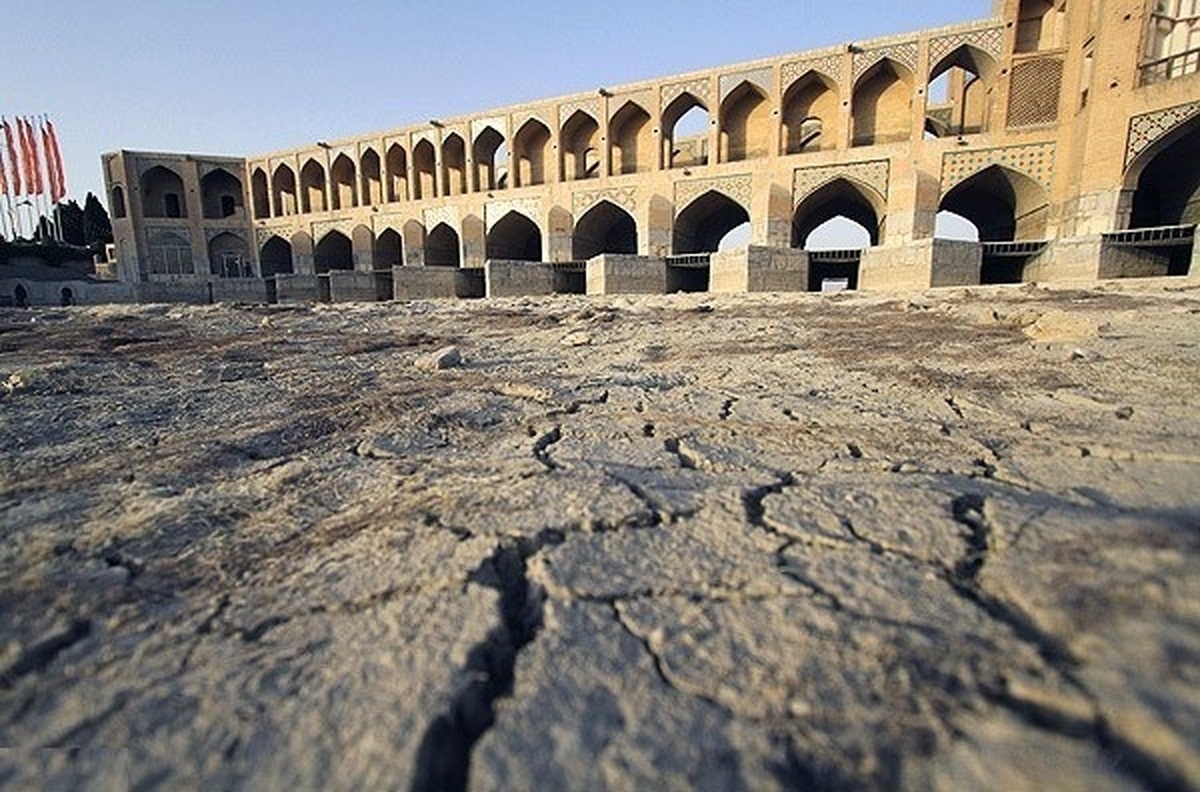 تصاویر روش عجیب پنهان کردن ترک‌های آثار باستانی در اصفهان | فرونشست‌ها با فرش پوشانده شده است!
