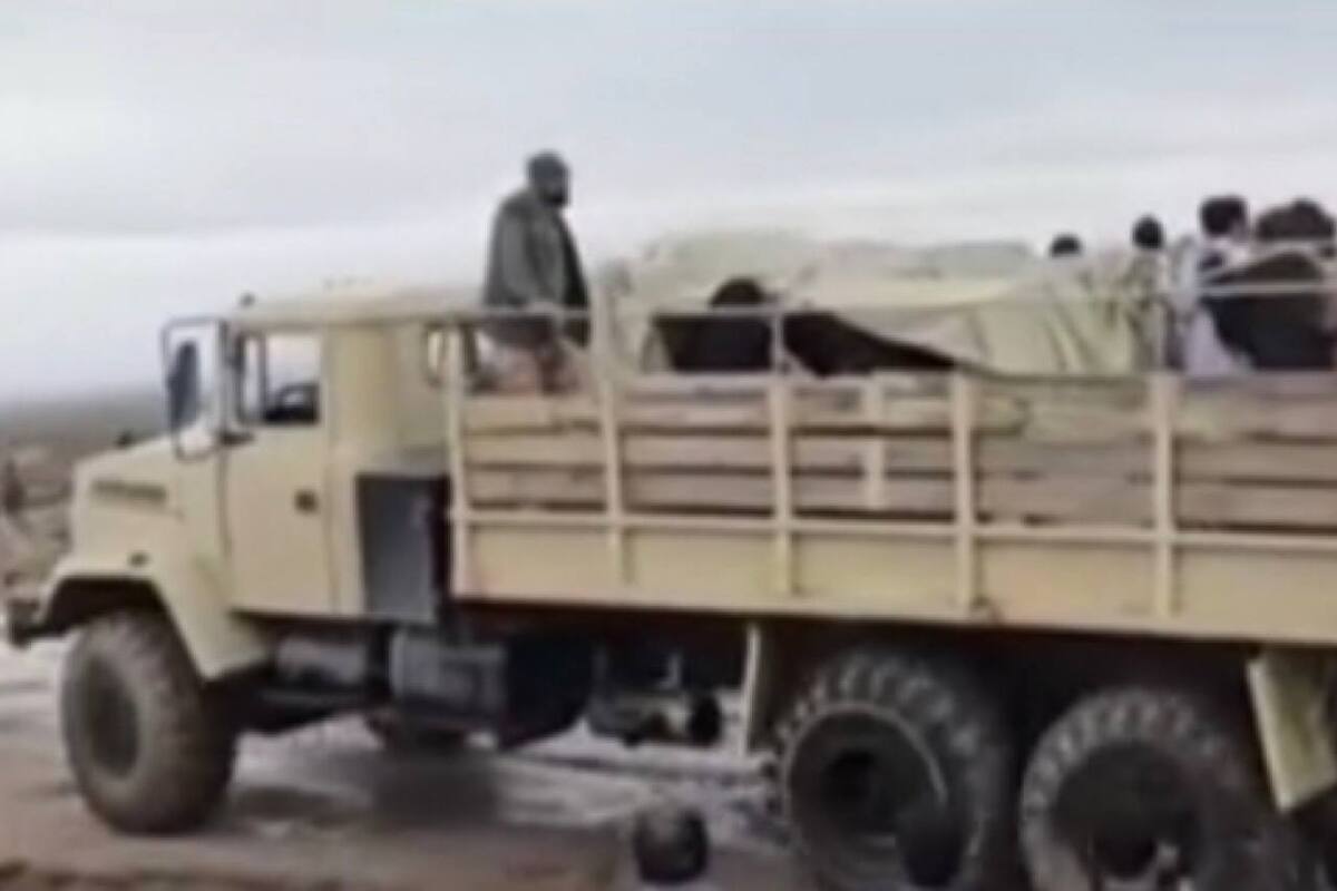ارتش به داد کنکوری‌ها رسید + ویدئو | دانش آموزان قائنات با خودرو ارتش از سیلاب رد شدند