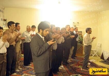 تصاویر نماز جماعت پشت سر محمود احمدی‌نژاد در یک عروسی! + ازدواج دو آقازاده که جنجالی شد!