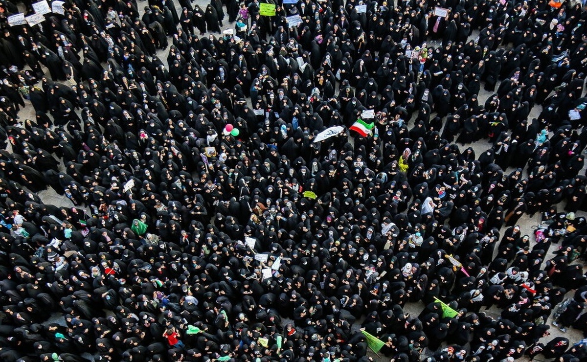 جنجالی‌ترین تصویر تجمع مردم قم در حمایت از گشت ارشاد و اجرای طرح حجاب و عفاف