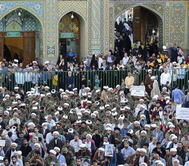 روحانیون با لباس نظامی آمدند ؛ تصاویری از اعتراضات به وضعیت حجاب در قم