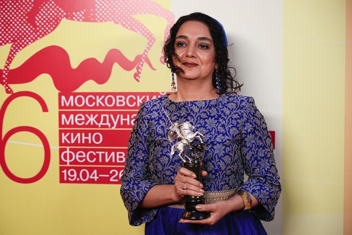 تصاویر حجاب و پوشش متفاوت ناهید صدیق هنگام دریافت جایزه بهترین کارگردانی مسکو | جشنواره مسکو دومین جشنواره قدیمی دنیا است
