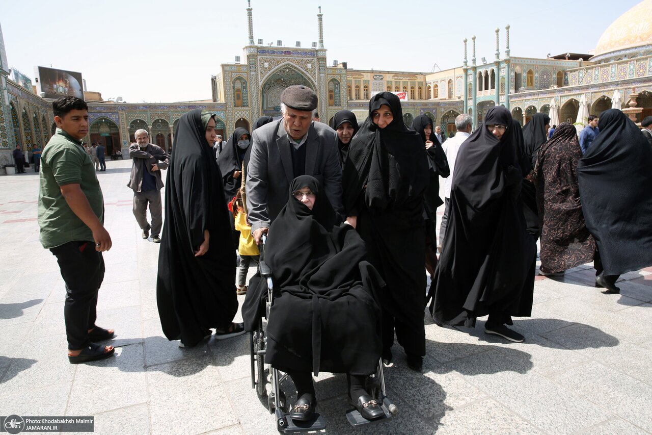 تصویر مادر سید حسن خمینی در تشییع پیکر عروس ارشد امام | دختر امام هم آمد