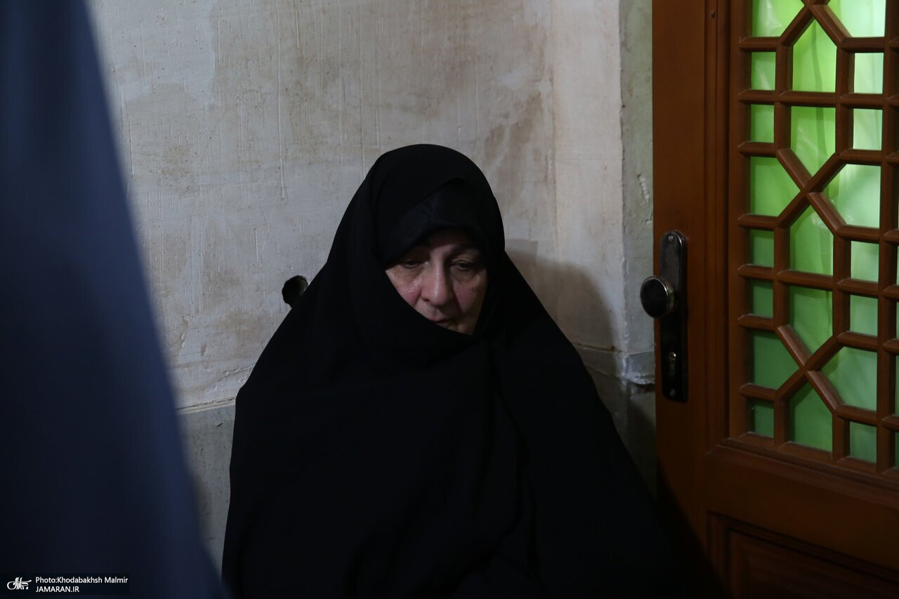 تصویر مادر سید حسن خمینی در تشییع پیکر عروس ارشد امام | دختر امام هم آمد