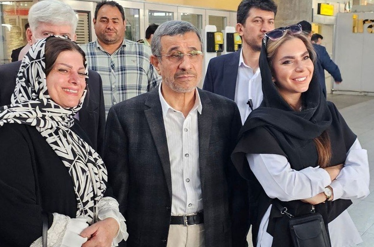 تصاویر واکنش احمدی نژاد به زن‌هایی که خواستار دست دادن با او بودند