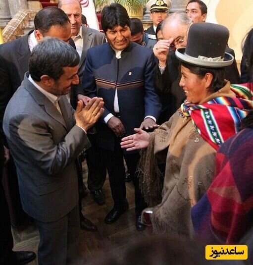 تصاویر واکنش احمدی نژاد به زن‌هایی که خواستار دست دادن با او بودند