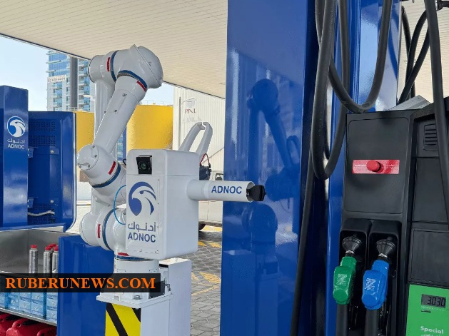 تصاویر پمپ‌های بنزین امارات که رباتیک شدند + ویدئو | نیاز نیست از خودرو پیاده شوید ؛ ربات‌ها خودشان بنزین می‌زنند! | هدررفت سوخت در امارات به حداقل می‌رسد