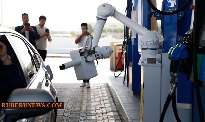 تصاویر پمپ‌های بنزین امارات که رباتیک شدند + ویدئو | نیاز نیست از خودرو پیاده شوید ؛ ربات‌ها خودشان بنزین می‌زنند! | هدررفت سوخت در امارات به حداقل می‌رسد